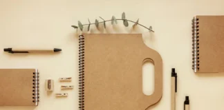 Como usar Brindes Personalizados para fortalecer o relacionamento com clientes Imagem com materiais organizados para usar brindes personalizados na estratégia de fortalecer o relacionamento com clientes, incluindo cadernos, canetas e clipes.