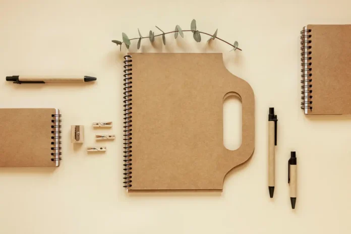 Imagem com materiais organizados para usar brindes personalizados na estratégia de fortalecer o relacionamento com clientes, incluindo cadernos, canetas e clipes.