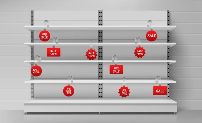 Exemplo de utilização de displays e materiais de PDV em prateleiras de loja, destacando promoções e descontos para aumentar a visibilidade dos produtos.